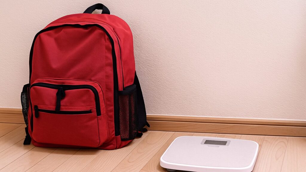 体重計と防災バッグで重さを確認するシーン