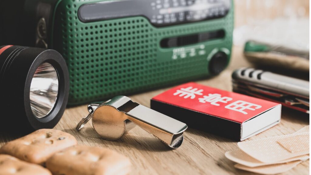 防災バッグの中身として用意しておきたい懐中電灯・ラジオ・笛・救急用品