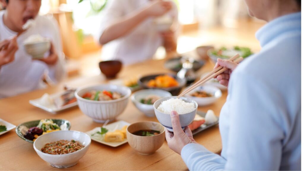 家族で食卓を囲む画像