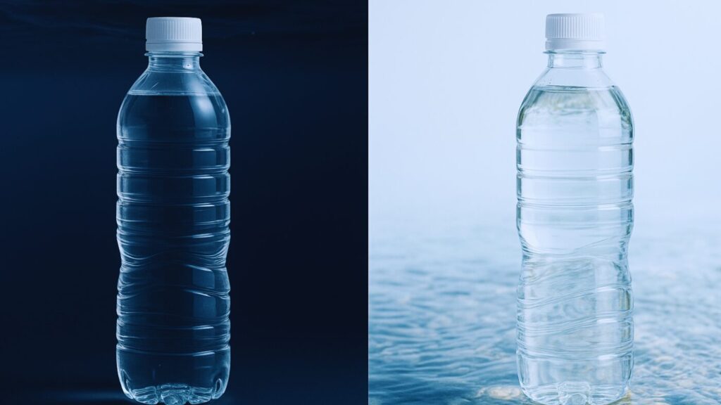 左に深海をイメージした群青の水面、右に湧き水を象徴する透明な川。中央に無地ボトルが置かれ、光が柔らかく反射している。